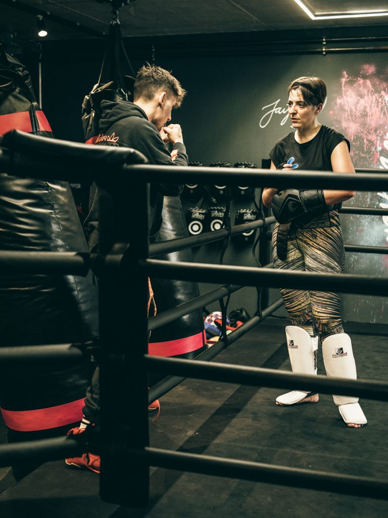 max und frau beim boxtraining